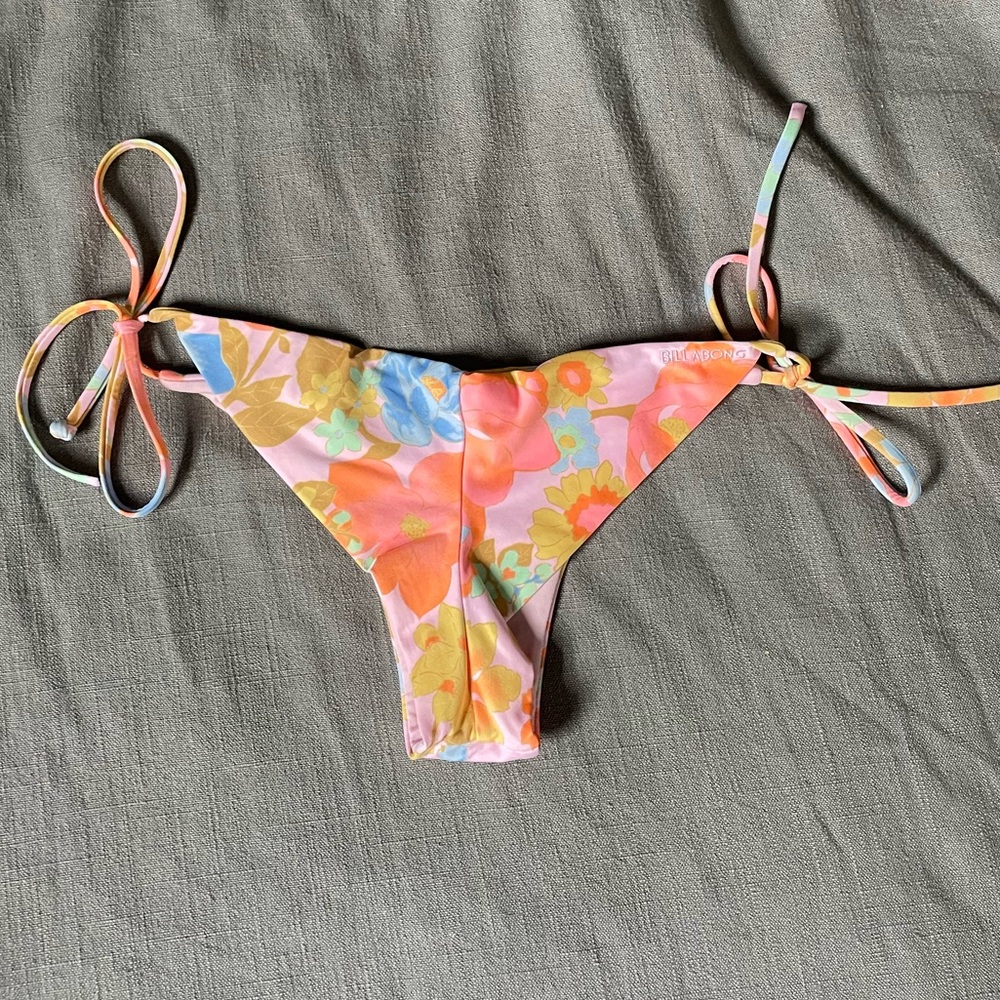 BILLABONG BIKINI BOTTOMS NEVER WORN NWOT